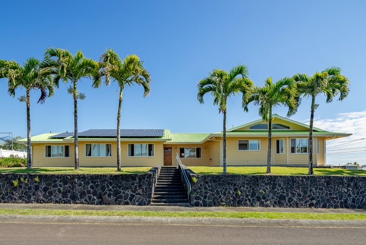 E Komo Mai means "Welcome" in Hawaii