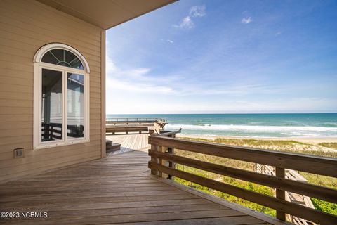 A home in Pine Knoll Shores