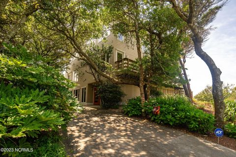 A home in Pine Knoll Shores