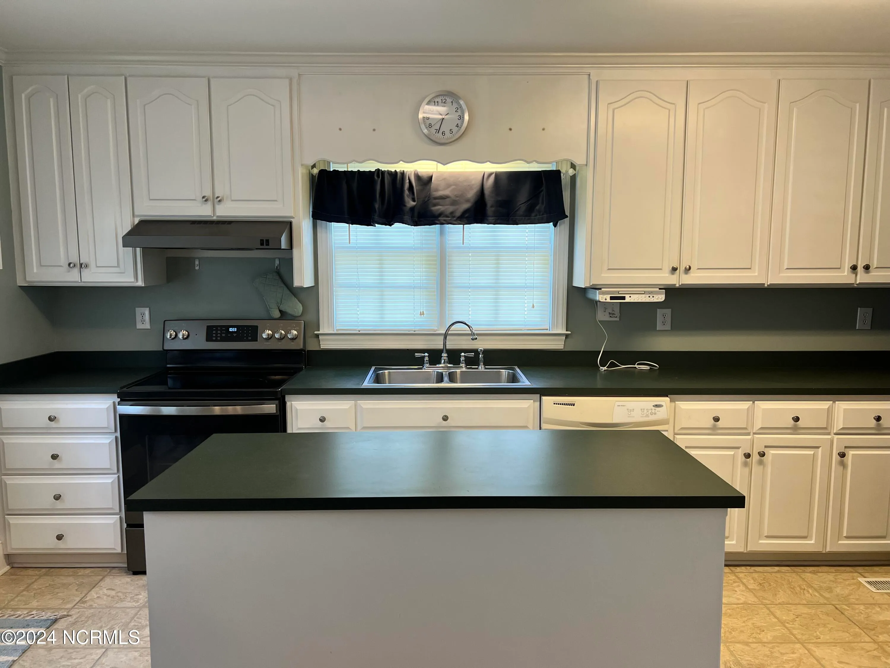 Kinston, North Carolina 28504, United States, 3 Bedrooms Bedrooms, ,3 BathroomsBathrooms,Residential,Active,63111