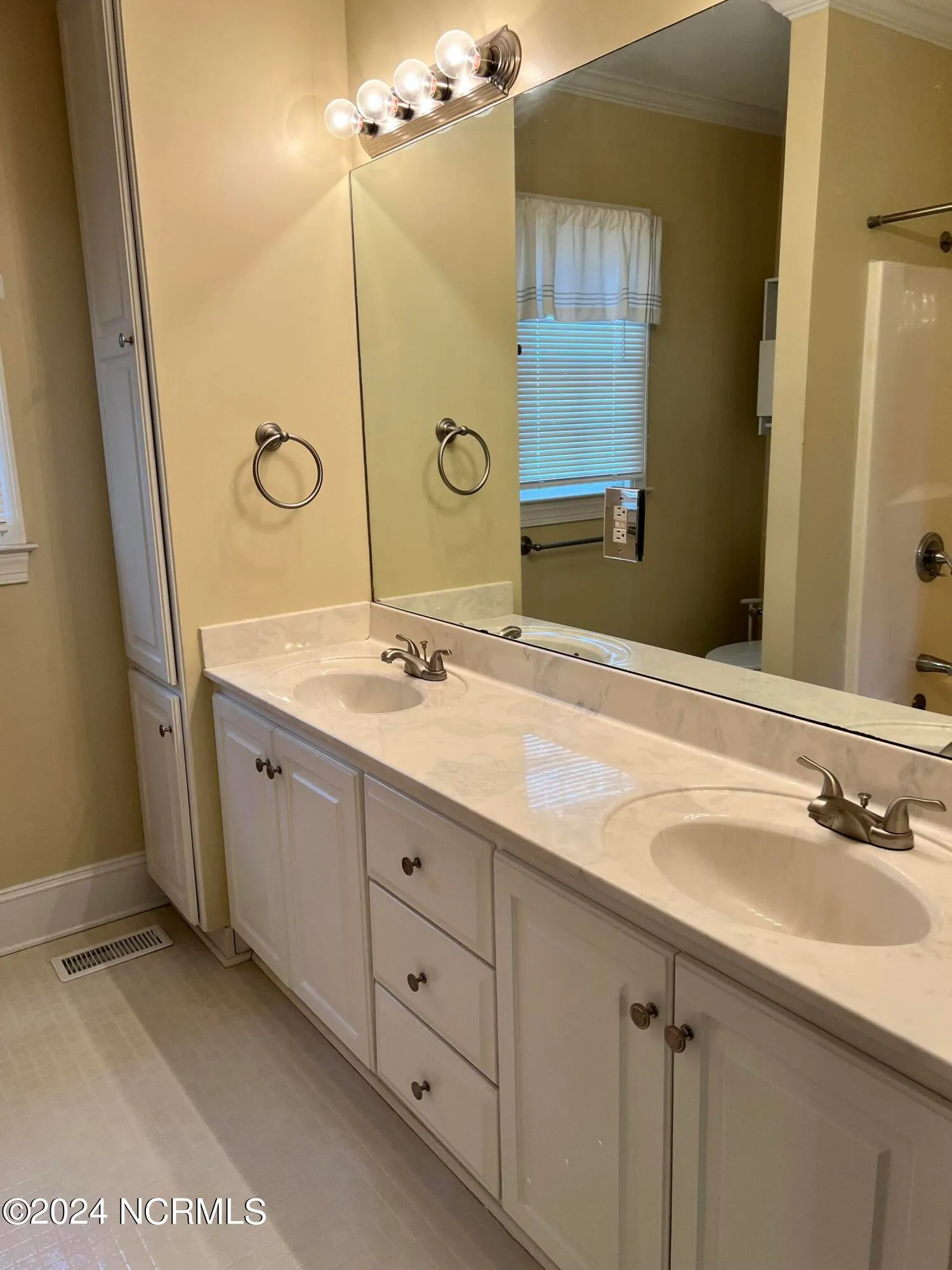 Kinston, North Carolina 28504, United States, 3 Bedrooms Bedrooms, ,3 BathroomsBathrooms,Residential,Active,63111