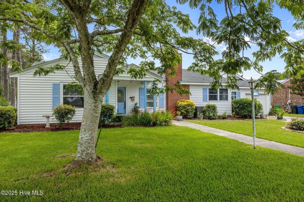 Photo of 208 Fairview Drive, Beaufort, NC 28516 (MLS # 100517038)