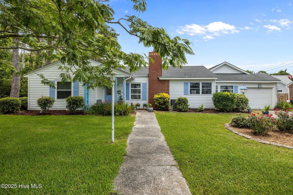 Photo of 208 Fairview Drive, Beaufort, NC 28516 (MLS # 100517038)