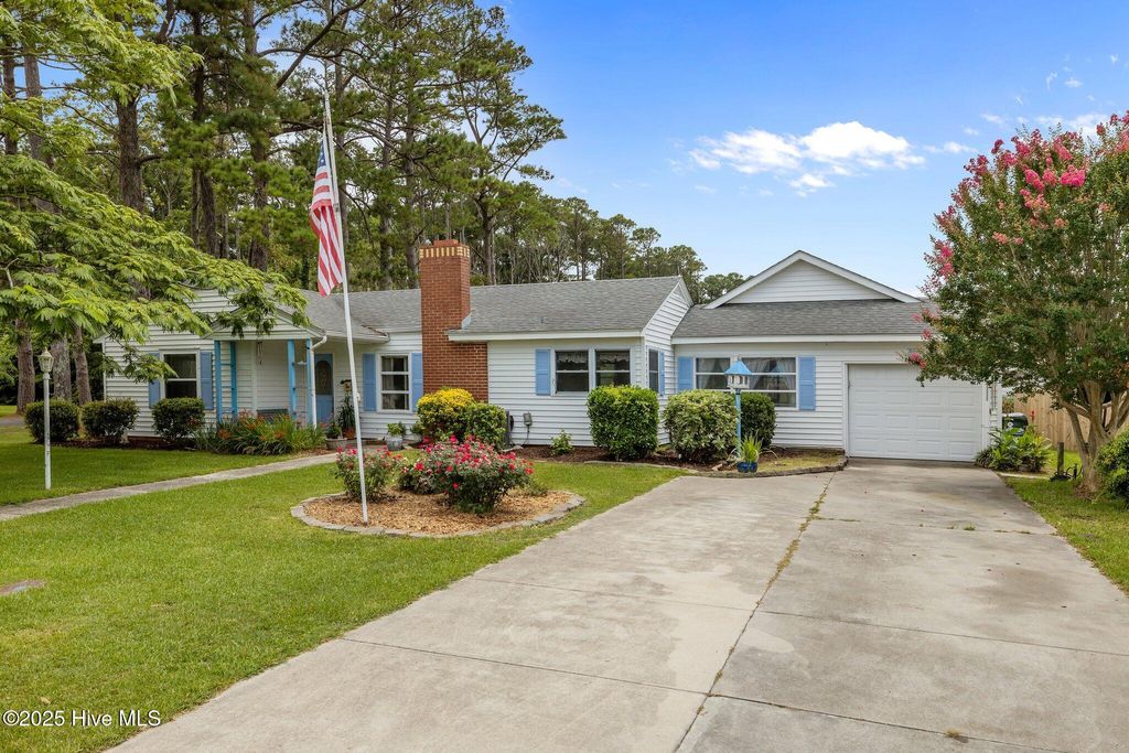 Photo of 208 Fairview Drive, Beaufort, NC 28516 (MLS # 100517038)