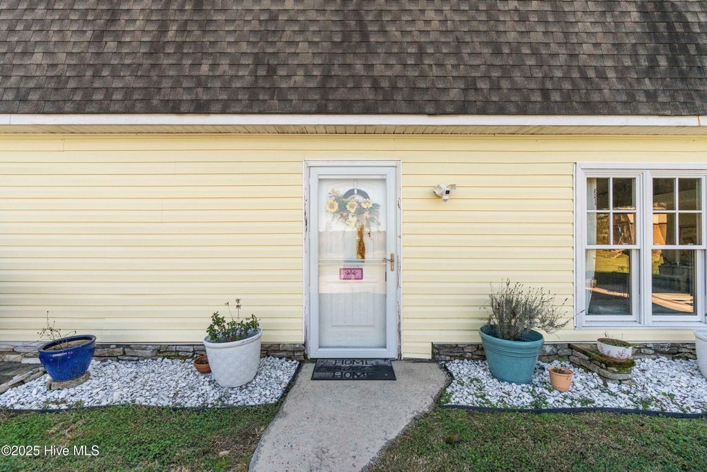Photo of 198 Jefferson Road, Lake Waccamaw, NC 28450 (MLS # 100538312)