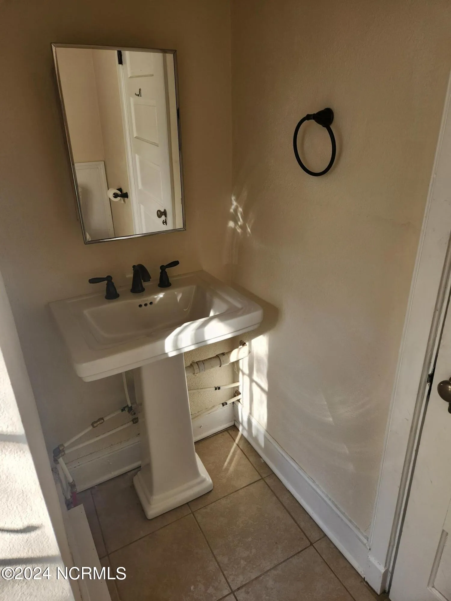 Goldsboro, North Carolina 27530, United States, 3 Bedrooms Bedrooms, ,3 BathroomsBathrooms,Residential,Pending,39313