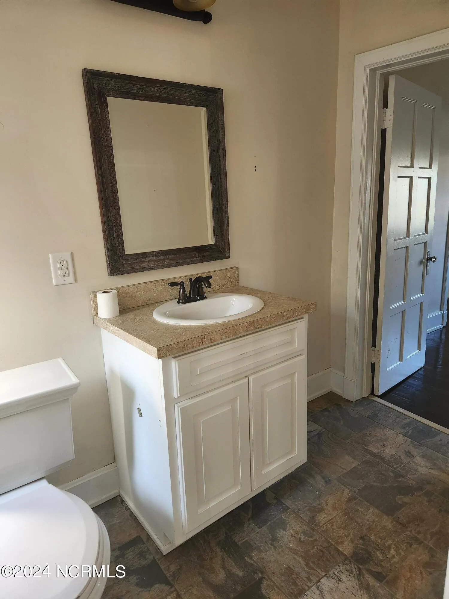 Goldsboro, North Carolina 27530, United States, 3 Bedrooms Bedrooms, ,3 BathroomsBathrooms,Residential,Pending,39313