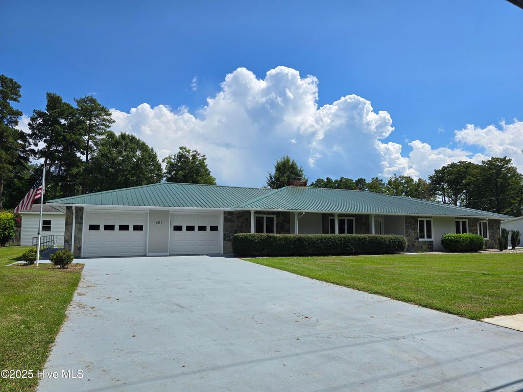 Photo of 401 Flemington Drive, Lake Waccamaw, NC 28450 (MLS # 100527387)