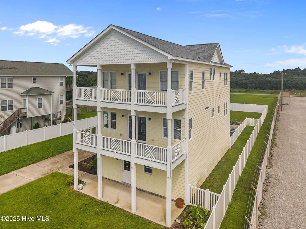 Photo of 232 Grandview Drive, Sneads Ferry, NC 28460 (MLS # 100525610)