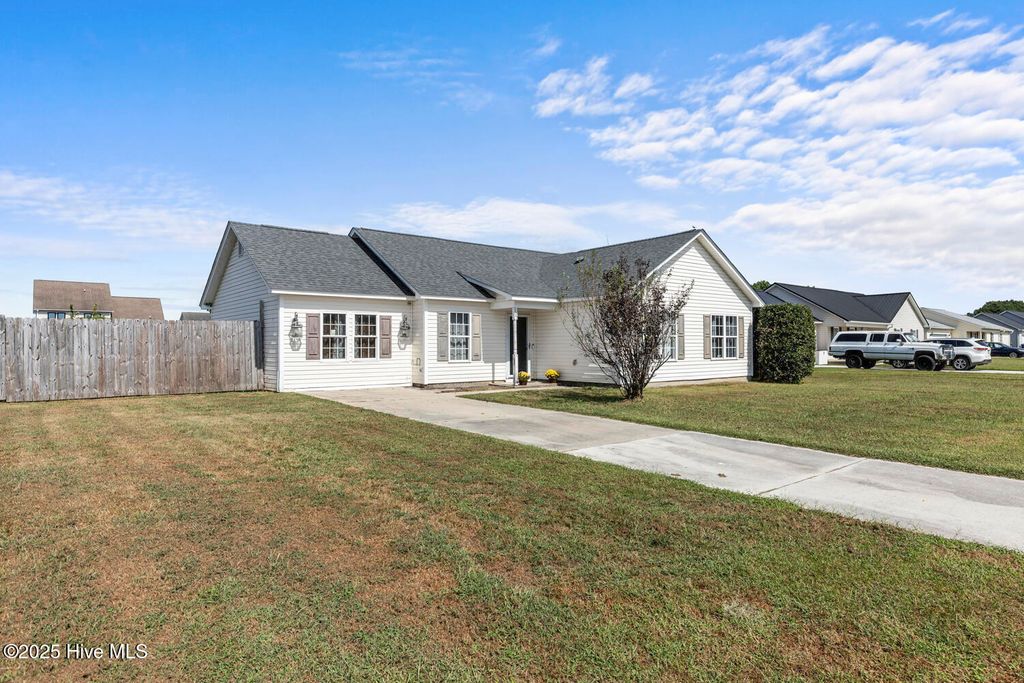 Photo of 107 Airleigh Place, Richlands, NC 28574 (MLS # 100534635)
