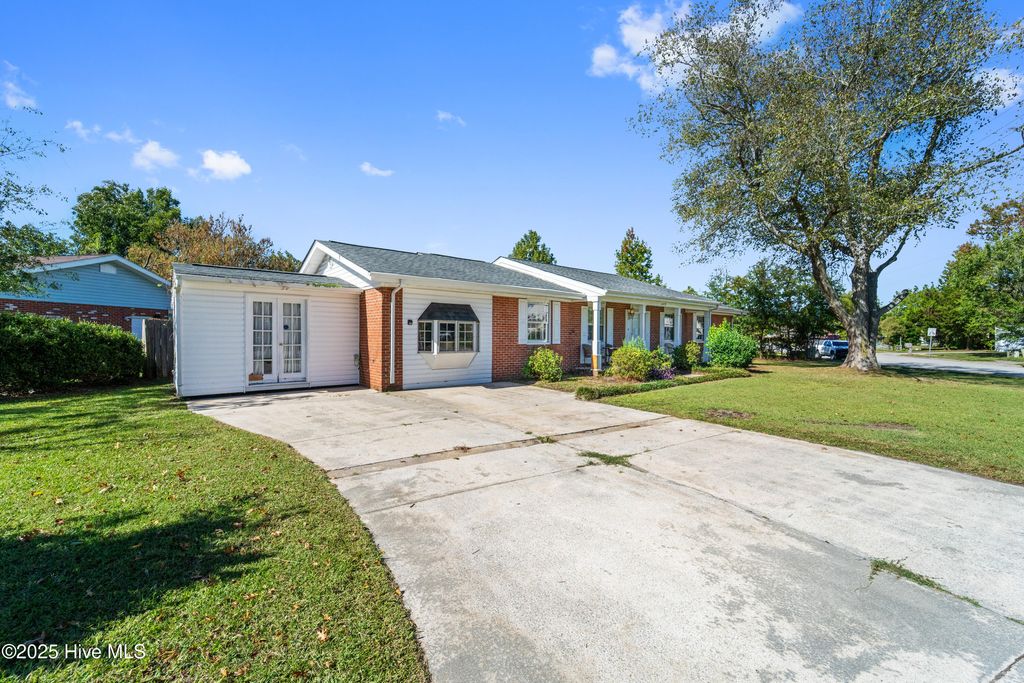 Photo of 1419 Davis Street, Jacksonville, NC 28540 (MLS # 100536014)