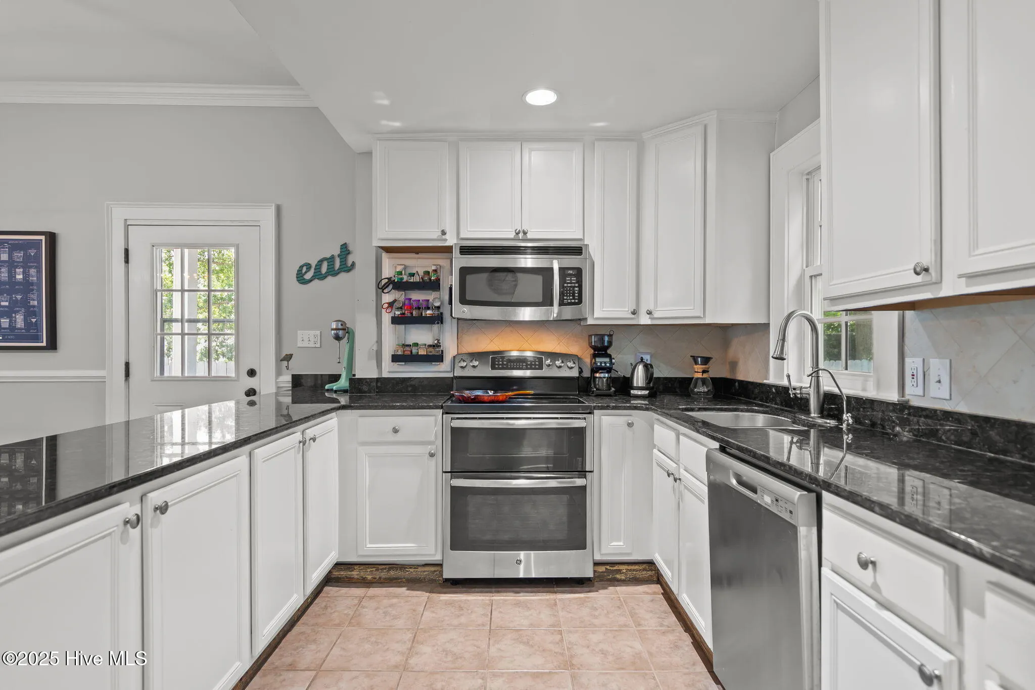 Wilmington, North Carolina 28401, United States, 5 Bedrooms Bedrooms, ,3 BathroomsBathrooms,Residential,Pending,117070