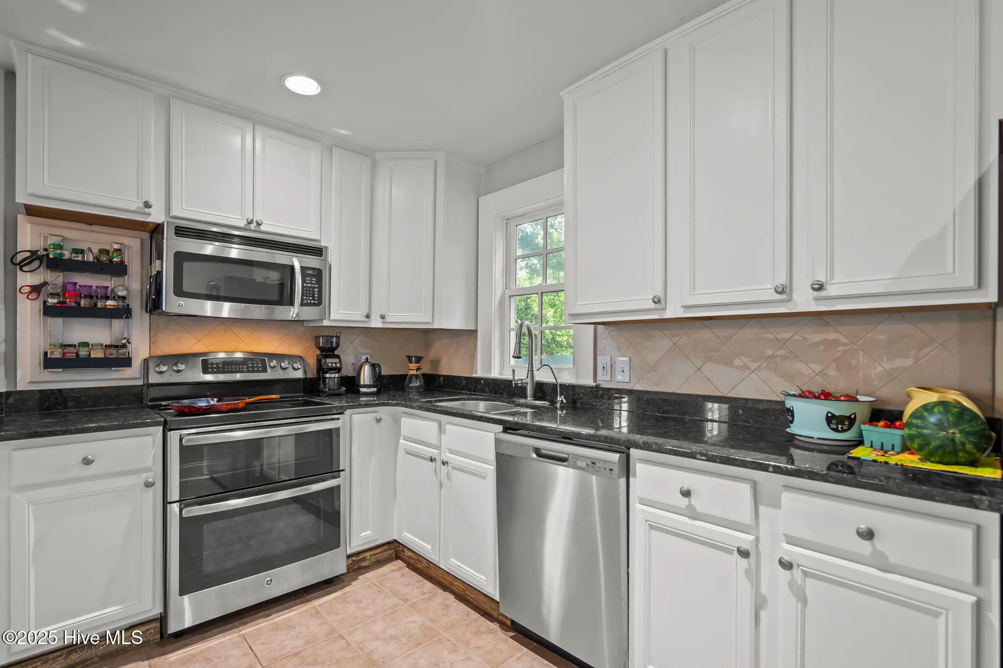 Wilmington, North Carolina 28401, United States, 5 Bedrooms Bedrooms, ,3 BathroomsBathrooms,Residential,Pending,117070