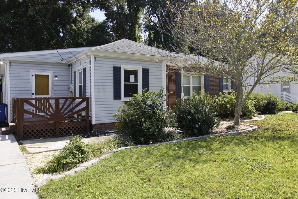 Photo of 110 Stratford Road, Jacksonville, NC 28540 (MLS # 100531347)