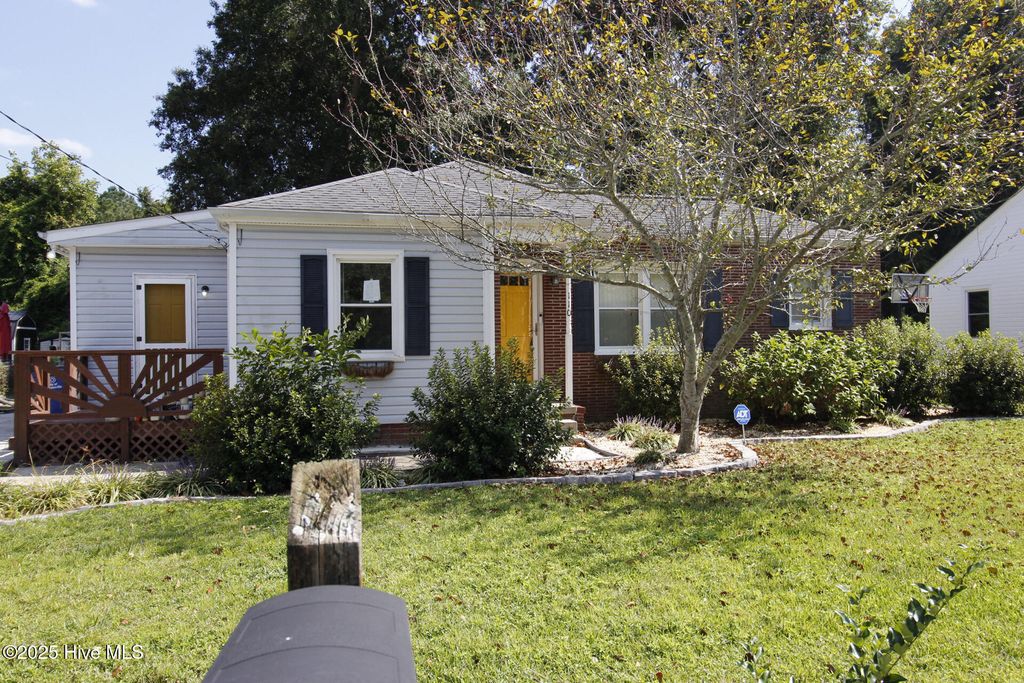 Photo of 110 Stratford Road, Jacksonville, NC 28540 (MLS # 100531347)