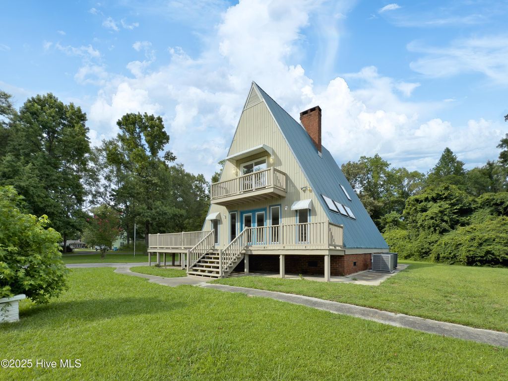 Photo of 211 Country Club Boulevard, Jacksonville, NC 28540 (MLS # 100519170)