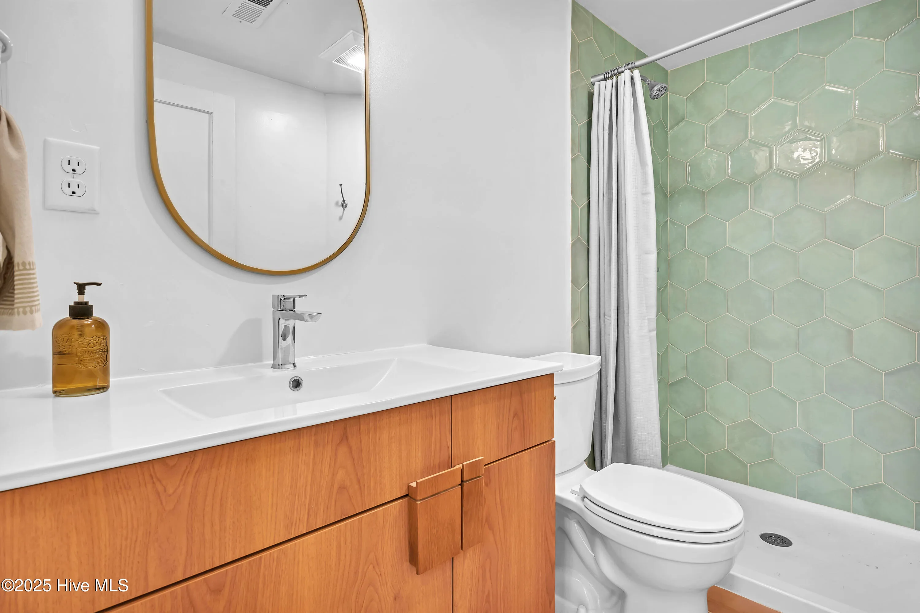 Wilmington, North Carolina 28403, United States, 4 Bedrooms Bedrooms, ,2 BathroomsBathrooms,Residential,Pending,185223