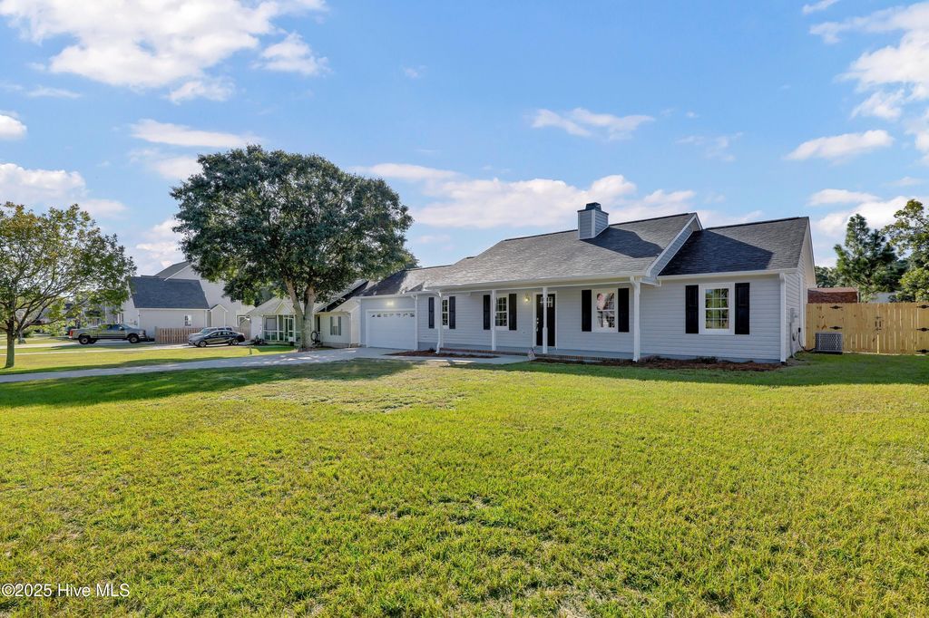 Photo of 112 Avon Drive, Hubert, NC 28539 (MLS # 100529210)