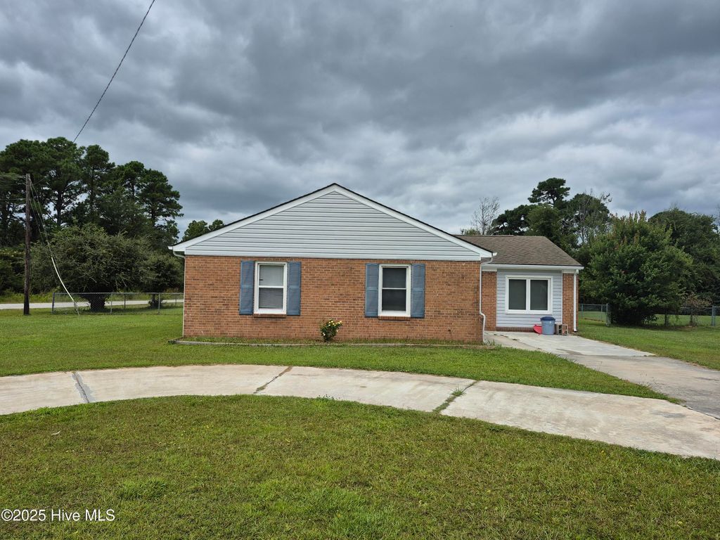 Photo of 401 Scot Drive, Newport, NC 28570 (MLS # 100527030)