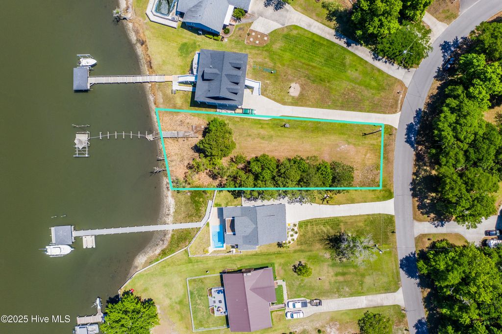 Photo of 527 Chadwick Shores Drive, Sneads Ferry, NC 28460 (MLS # 100507573)