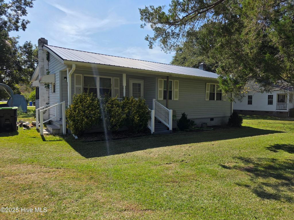 Photo of 203 W Foy Street, Richlands, NC 28574 (MLS # 100533397)