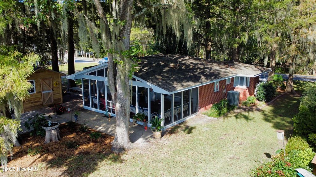 Photo of 802 Canal Cove Road, Lake Waccamaw, NC 28450 (MLS # 100534974)