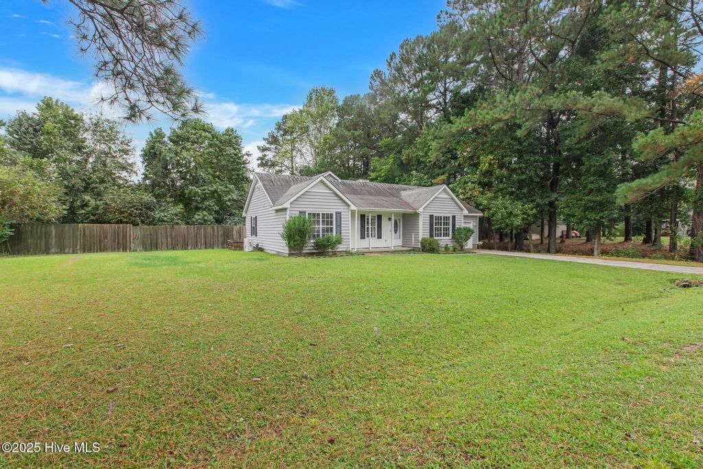Photo of 101 Donna Court, Hubert, NC 28539 (MLS # 100533926)