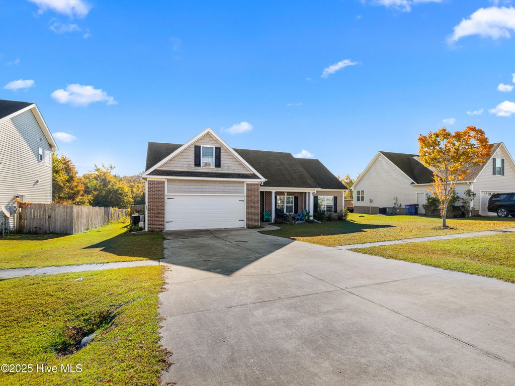 Photo of 220 Emerald Ridge Road, Jacksonville, NC 28546 (MLS # 100536146)