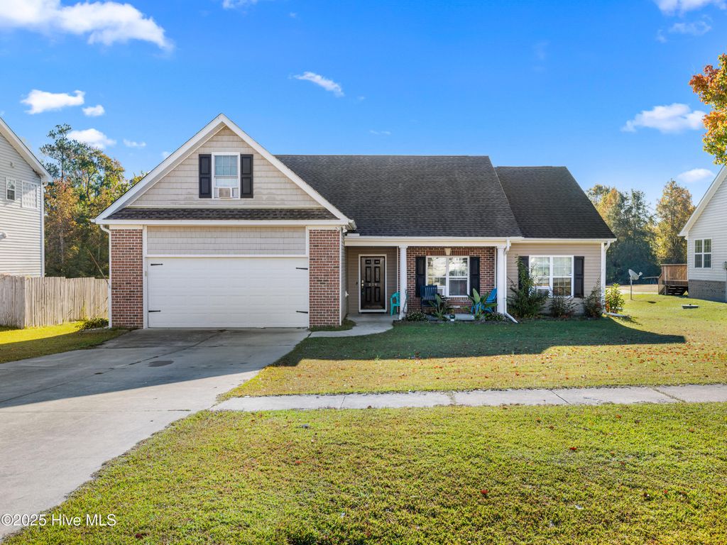 Photo of 220 Emerald Ridge Road, Jacksonville, NC 28546 (MLS # 100536146)