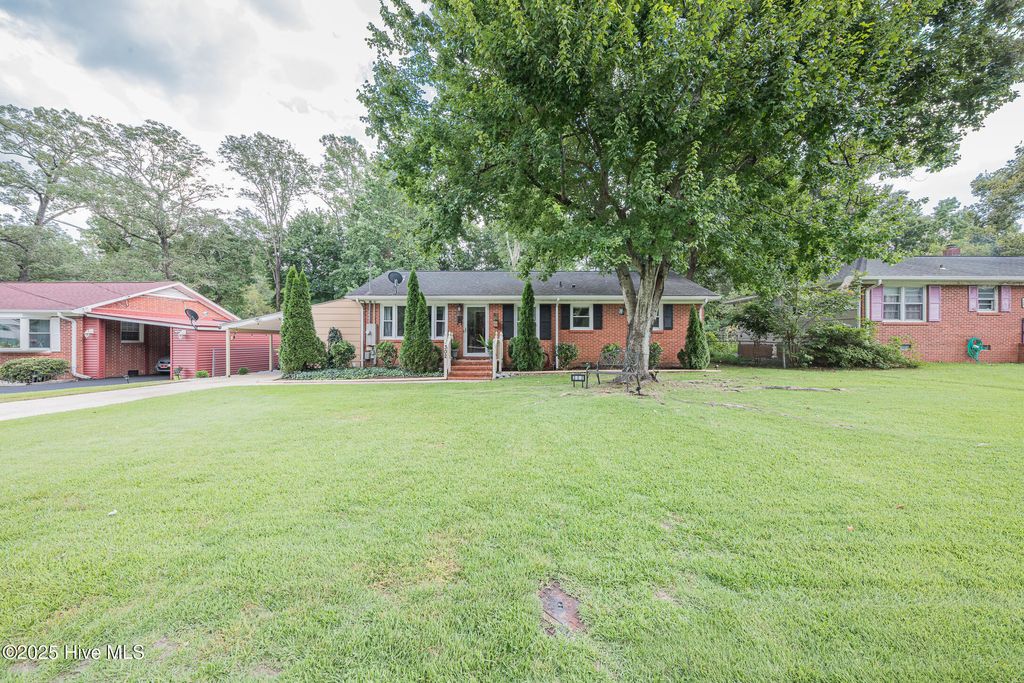 Photo of 302 White Oak Street, Jacksonville, NC 28540 (MLS # 100528752)