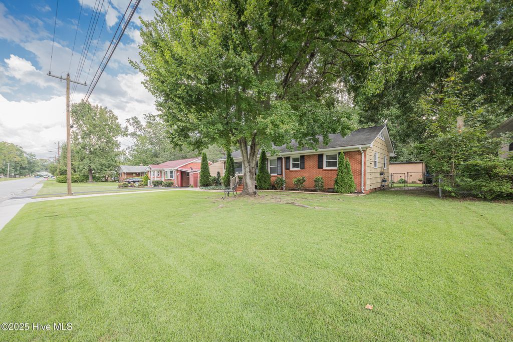 Photo of 302 White Oak Street, Jacksonville, NC 28540 (MLS # 100528752)