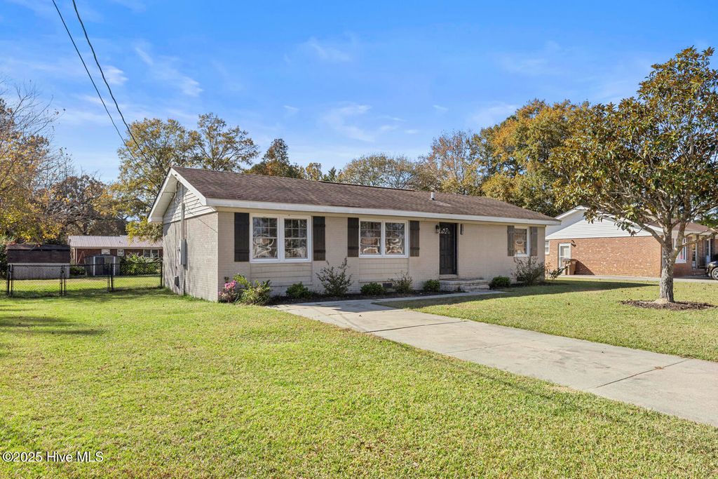 Photo of 118 Sheffield Road, Jacksonville, NC 28546 (MLS # 100541279)