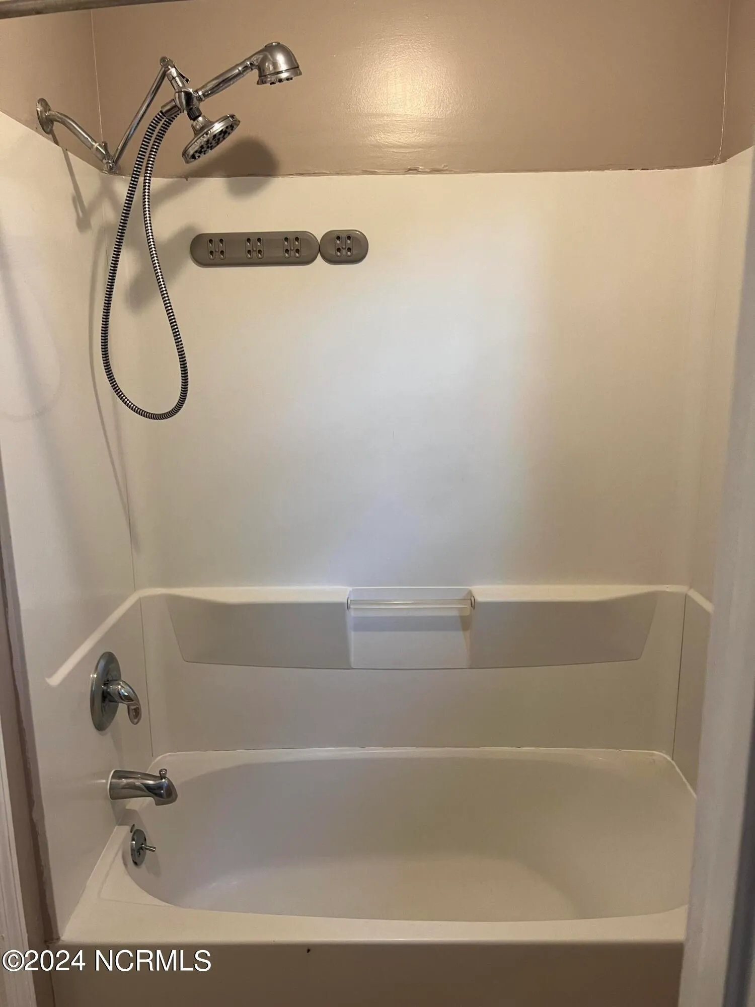 Farmville, North Carolina 27828, United States, 3 Bedrooms Bedrooms, ,3 BathroomsBathrooms,Residential,Pending,39054