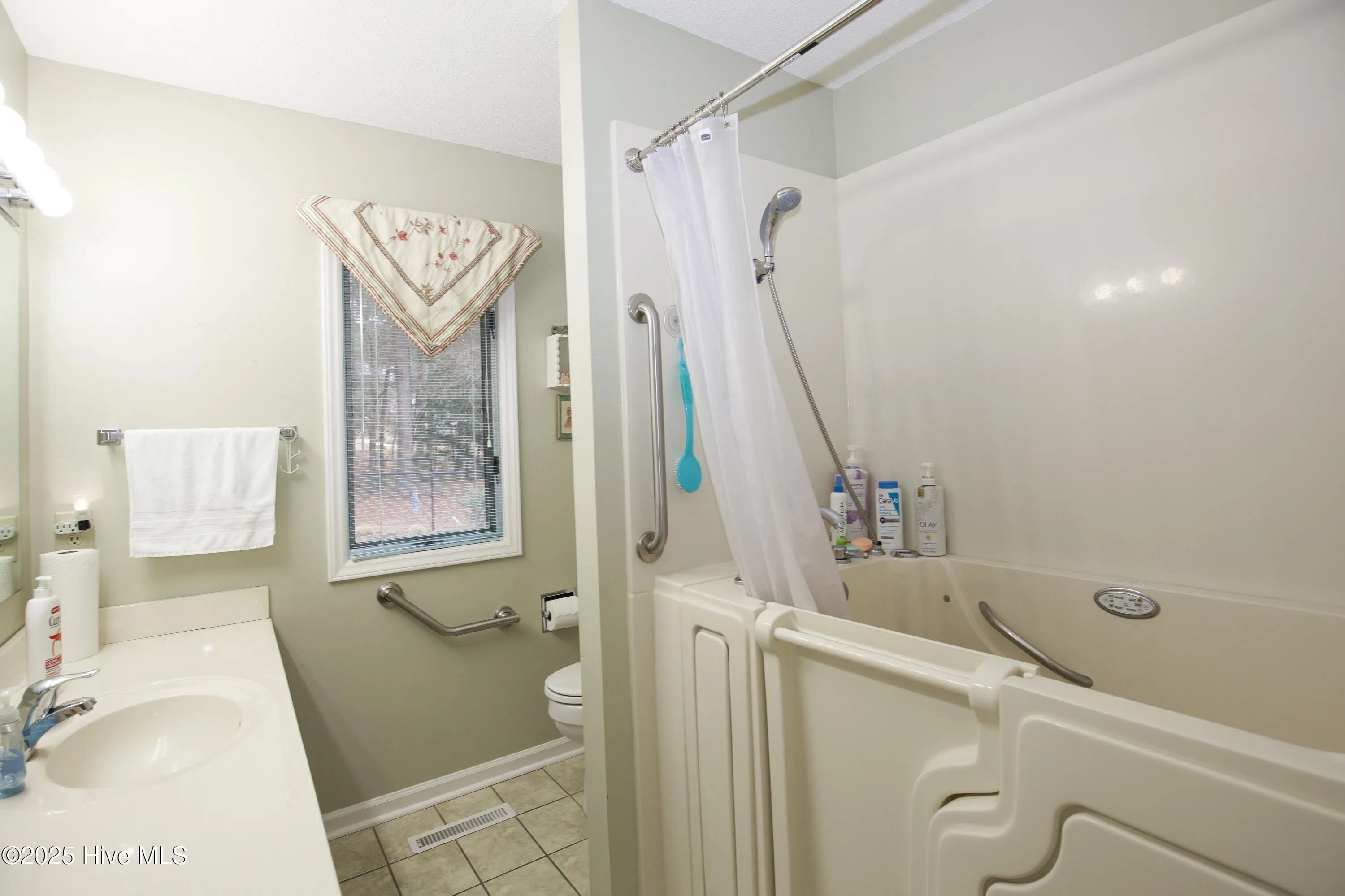 Southern Pines, North Carolina 28387, United States, 3 Bedrooms Bedrooms, ,2 BathroomsBathrooms,Residential,Pending,5785