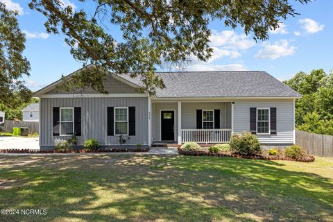 Single Family Residence in Hubert NC 832 Queens Creek Road.jpg