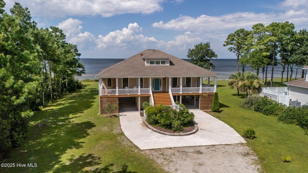 Photo of 522 Sandy Point Drive, Beaufort, NC 28516 (MLS # 100518147)