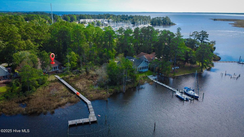 Photo of 909 Hearthside Court, New Bern, NC 28560 (MLS # 100534029)