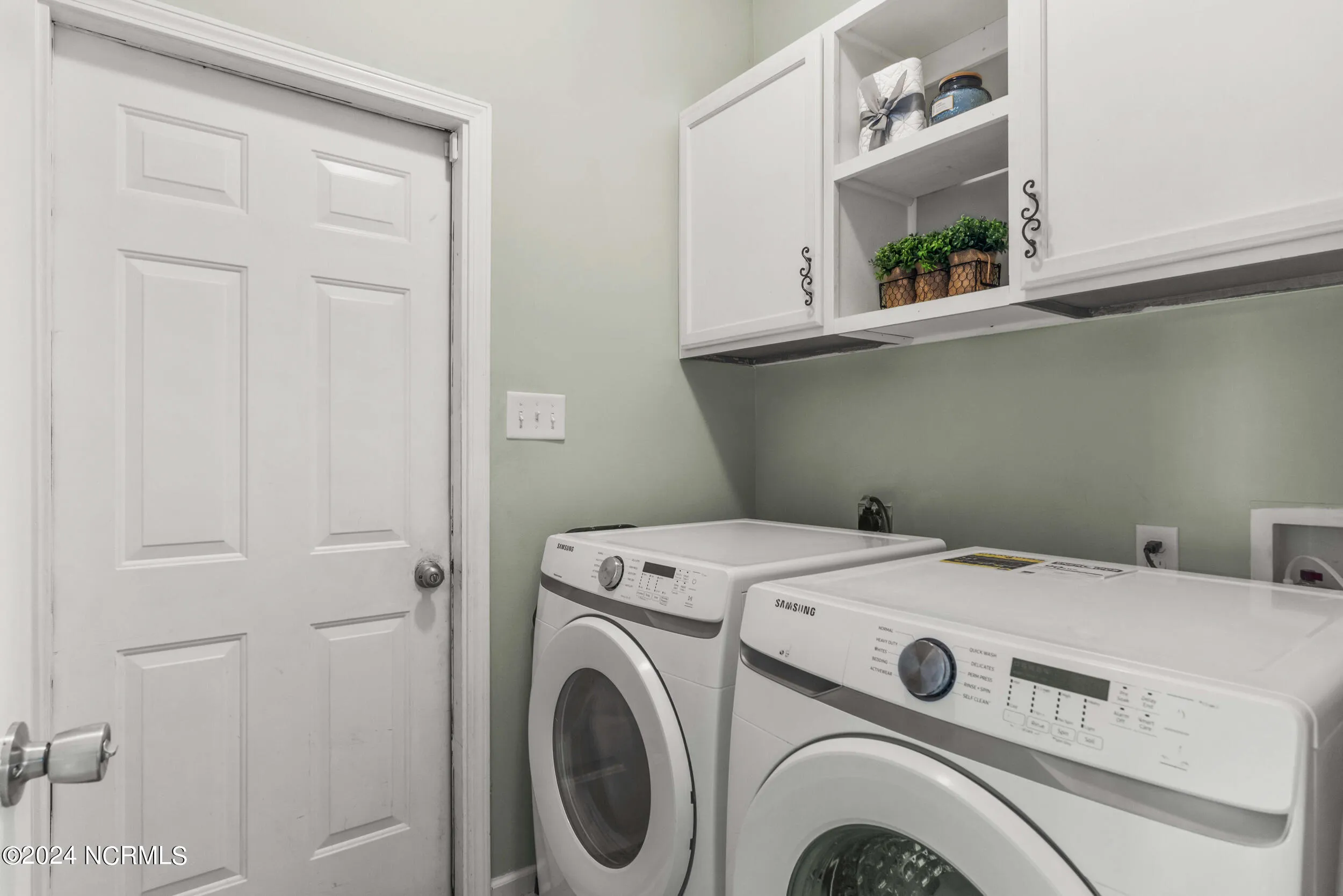 Jacksonville, North Carolina 28540, United States, 4 Bedrooms Bedrooms, ,3 BathroomsBathrooms,Residential,Pending,30984