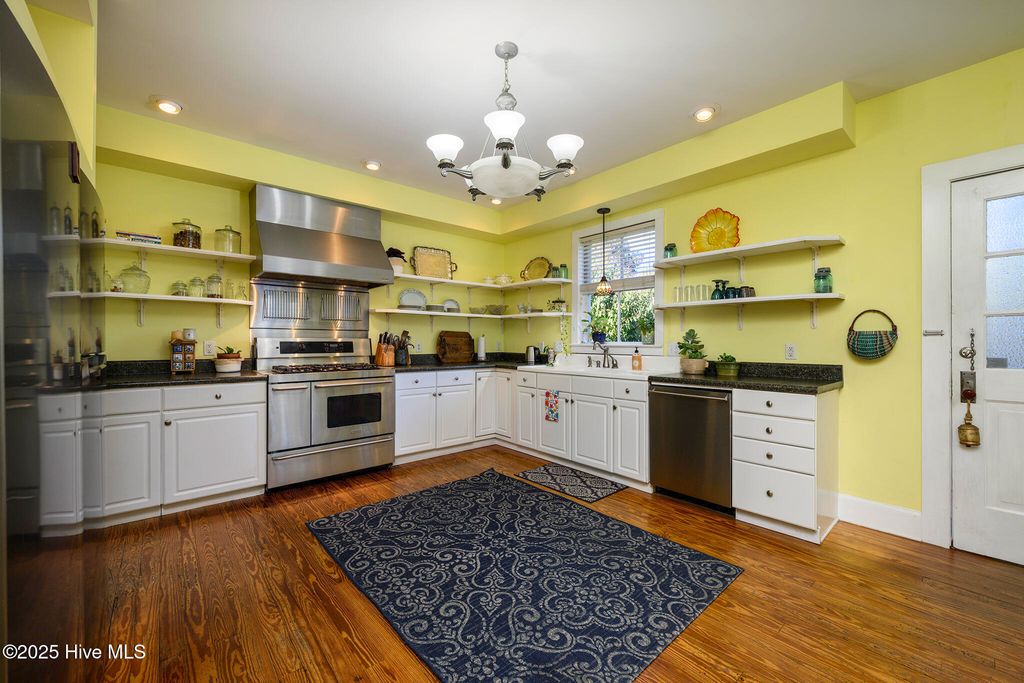 Photo of 406 Queen Street, New Bern, NC 28560 (MLS # 100539427)