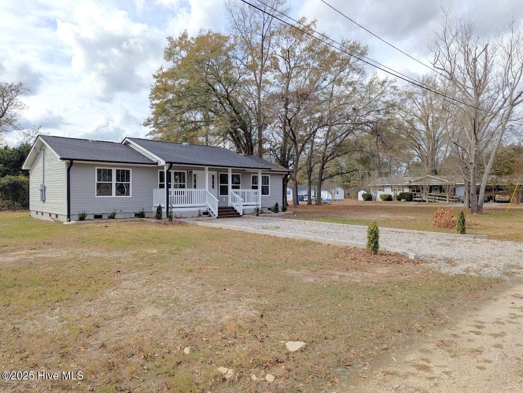 Photo of 811 Anne Street, Laurinburg, NC 28352 (MLS # 100544010)