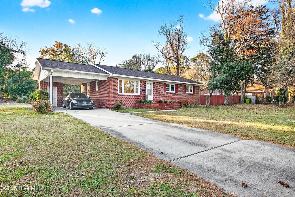 Photo of 803 Pinetree Drive, New Bern, NC 28562 (MLS # 100542263)
