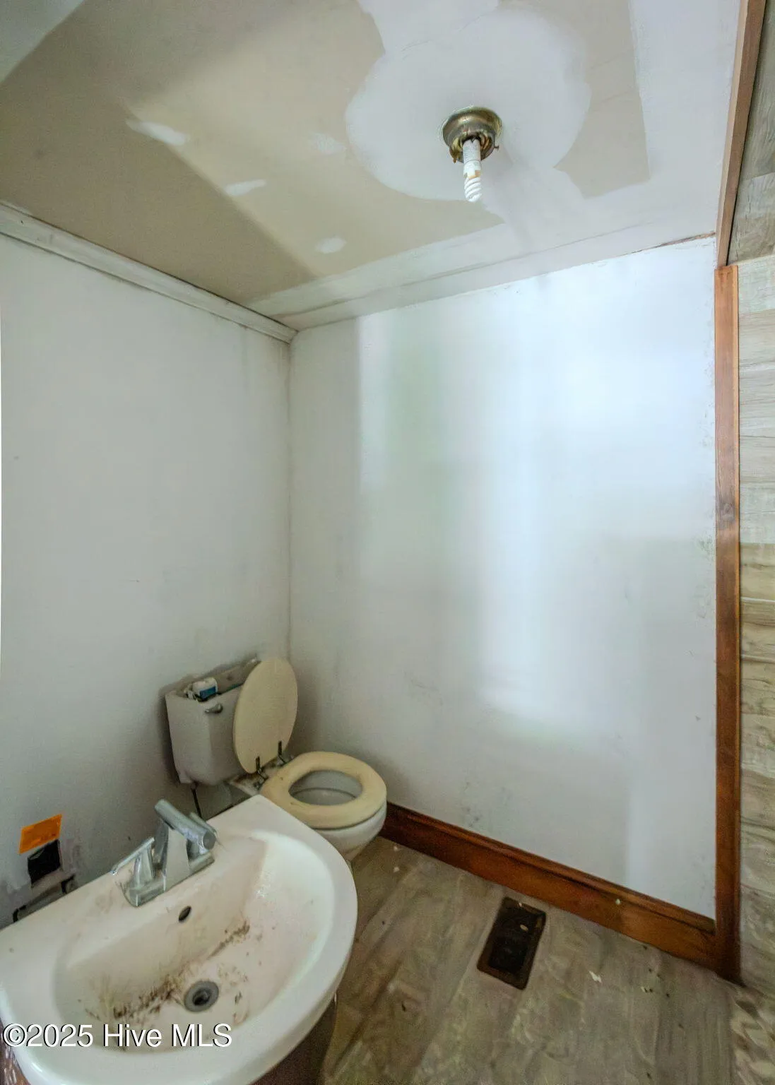 Burgaw, North Carolina 28425, United States, 3 Bedrooms Bedrooms, ,2 BathroomsBathrooms,Residential,Active,216990