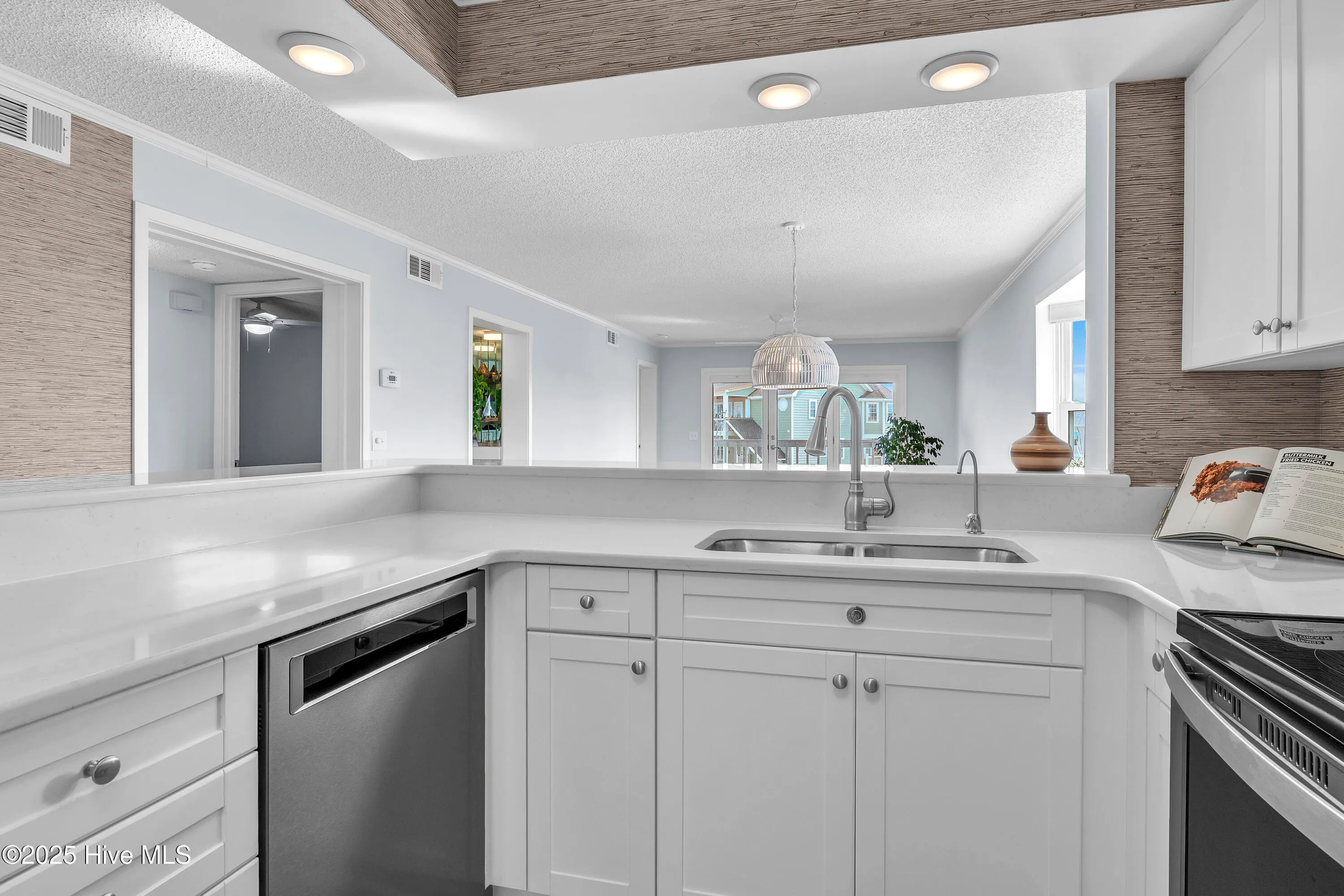 Carolina Beach, North Carolina 28428, United States, 2 Bedrooms Bedrooms, ,2 BathroomsBathrooms,Residential,Active,132403