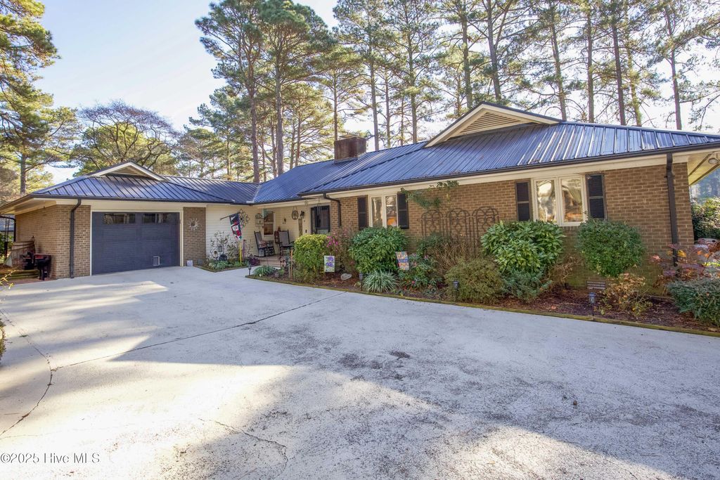 Photo of 104 Oxford Court, Seven Lakes, NC 27376 (MLS # 100544248)