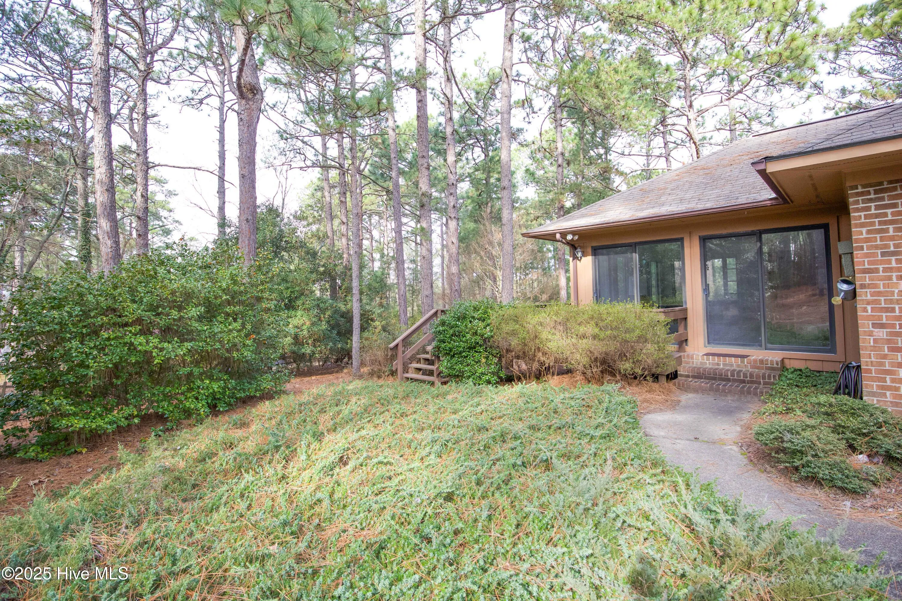 Southern Pines, North Carolina 28387, United States, 3 Bedrooms Bedrooms, ,3 BathroomsBathrooms,Residential,Pending,11552