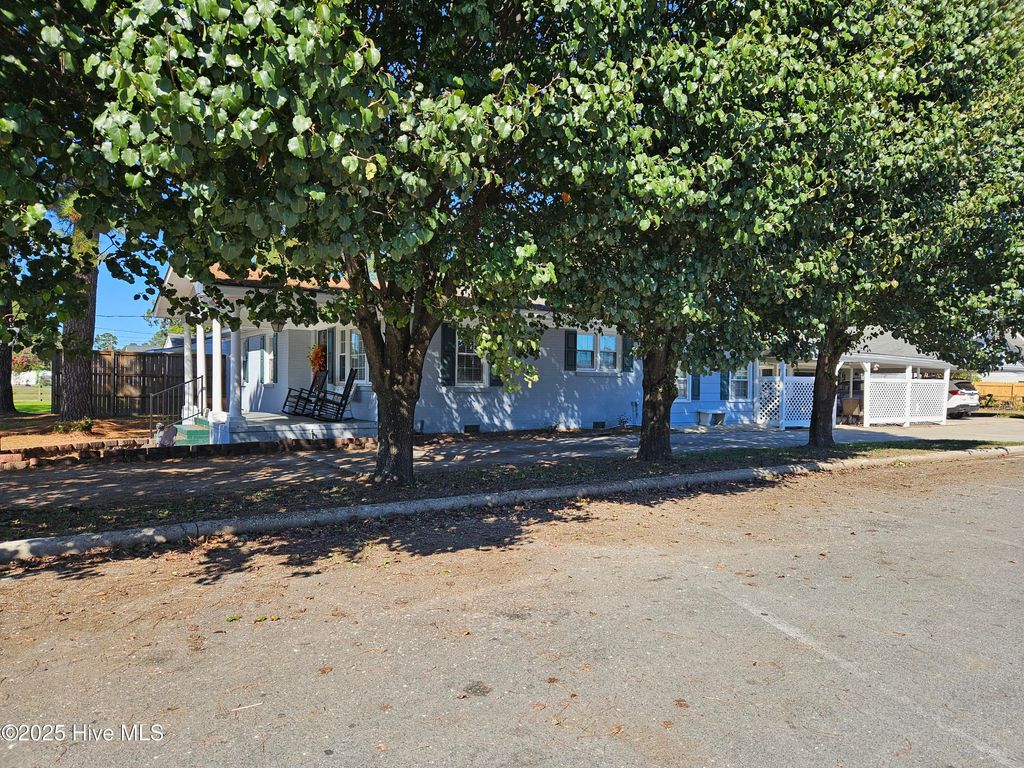 Photo of 502 Raleigh Road, Clinton, NC 28328 (MLS # 100536612)