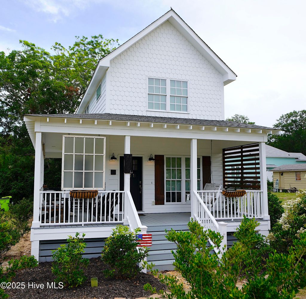 Photo of 611 Burrington Avenue, Southport, NC 28461 (MLS # 100517405)