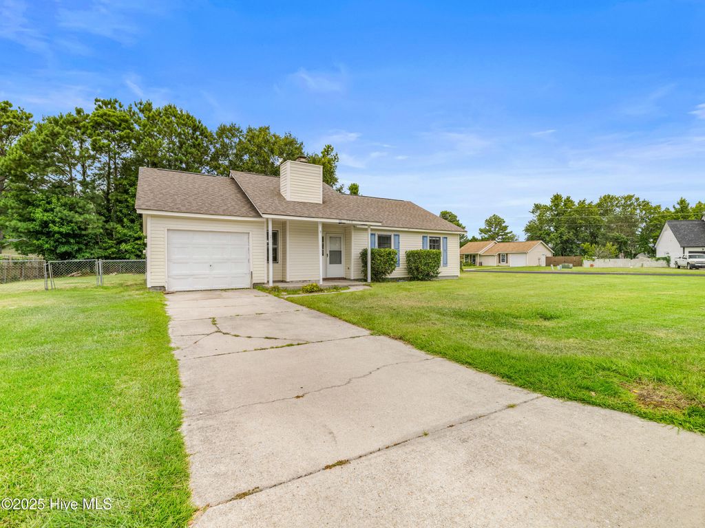 Photo of 600 Foxfire Circle, Jacksonville, NC 28546 (MLS # 100521446)