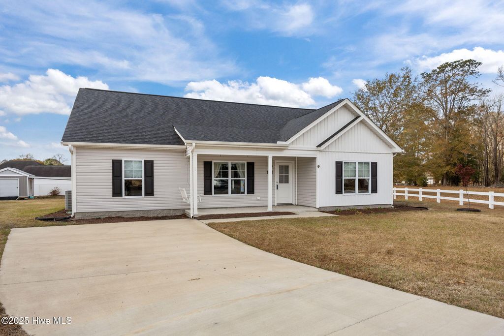 Photo of 64 Buccaneer Circle, Washington, NC 27889 (MLS # 100543205)