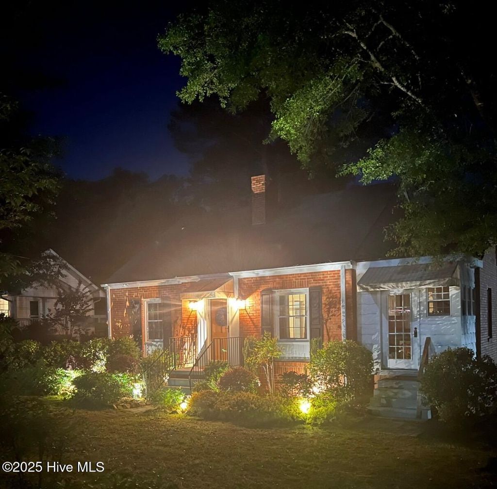 Photo of 805 N Chestnut Street, Aberdeen, NC 28315 (MLS # 100517033)